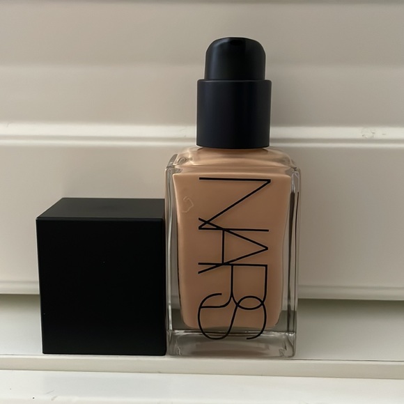 NARS Light Reflecting Advanced Skincare Foundation - Picture 3 of 5